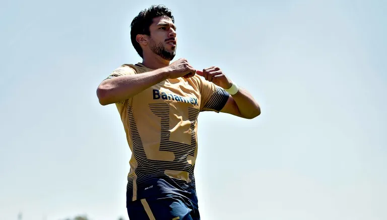 Lalo Herrera festeja un gol con Pumas