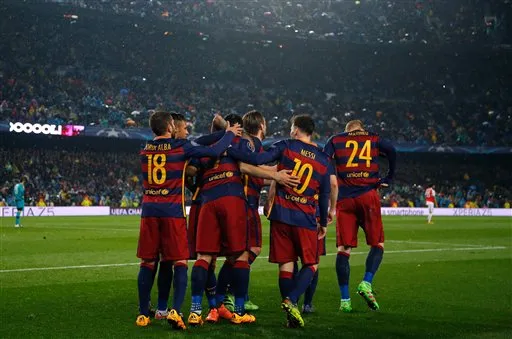 AP Los futbolistas del Barcelona celebran en partido contra Arsenal