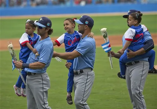 AP Jugadores de Rays cargan niños y flores previo al partido contra Cuba