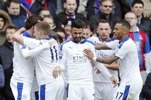 AP Jugadores del Leicester festejan una anotación