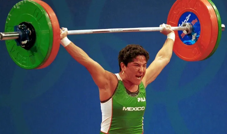 MEXSPORT Soraya Jiménez levantando 222.5 kg durante los JO de Sydney 2000