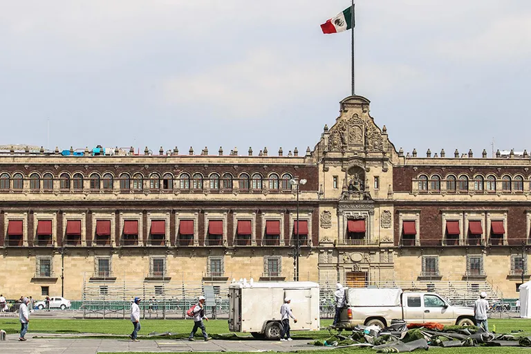 Trabajadores montan la estructura para el evento