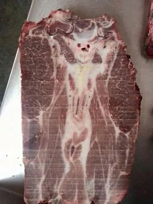 ESPECIAL El bistec con la supuesta imagen satánica