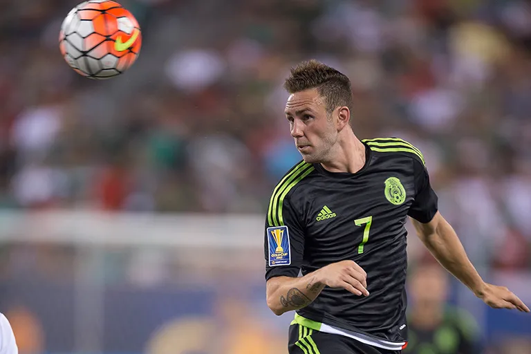 Miguel Layún dirigiendo el esférico con la cabeza