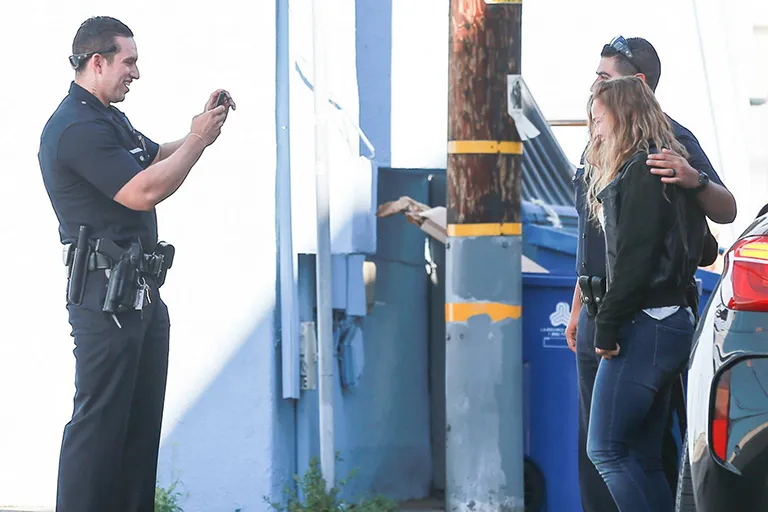 FAMEFLYNET Ronda Rousey fotografiándose con los agentes de LA