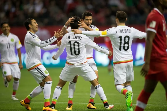 MEXSPORT Los jugadores de México celebran una anotación frente a Canadá