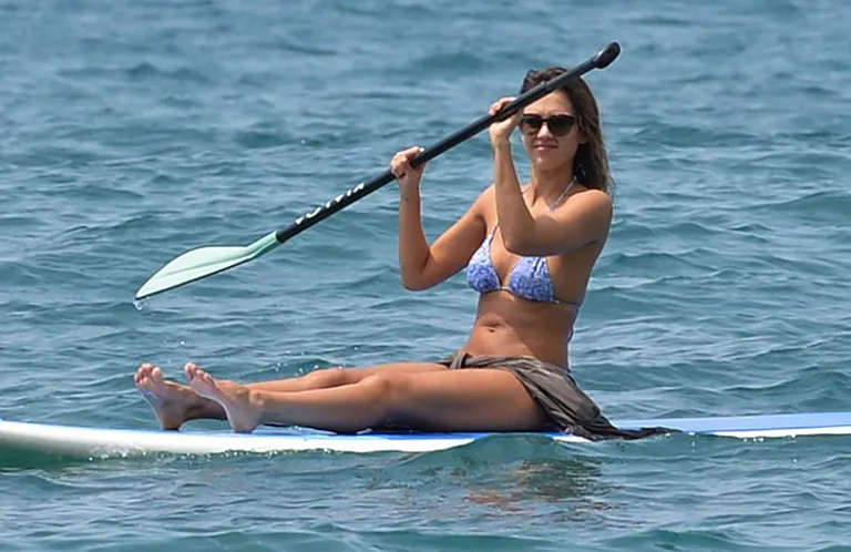 GTRES La actriz fue capatada mientras se relajaba en el mar