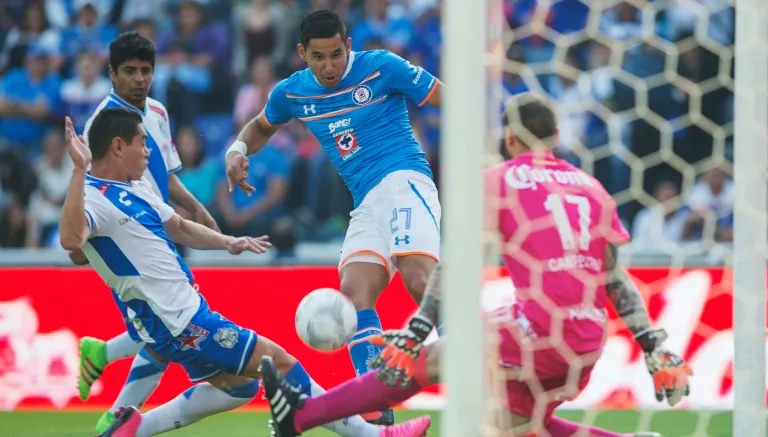 MEXSPORT Momento en que Benítez dispara a puerta