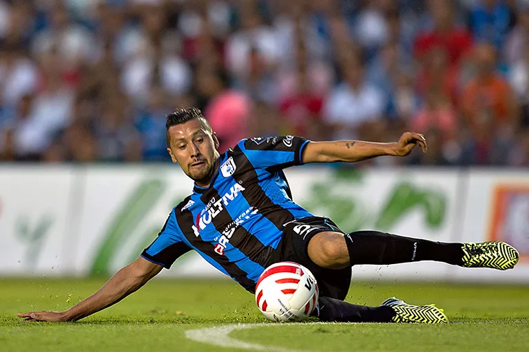 Yasser Corona durante un juego con el Querétaro