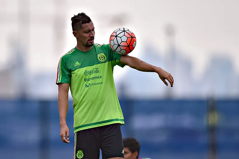 Yasser Corona dominado el balón con la Selección Nacional