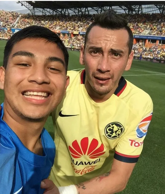 ESPECIAL Aficionado se toma selfie con Sambueza