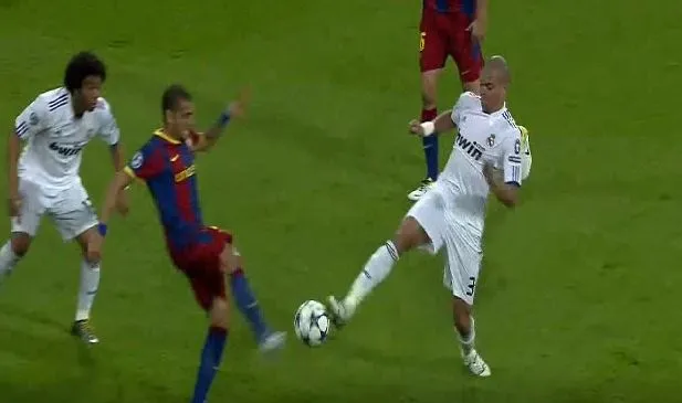 ESPECIAL Pepe y Alves disputan esférico en Semifinales de Champions de 2011