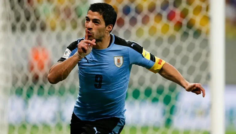 AP Luis Suárez jugó y anotó con Uruguay