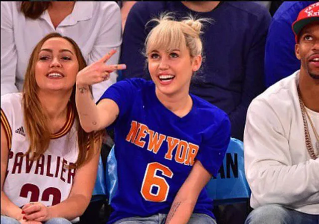 ESPECIAL Miley Cyrus saluda en juego de basquetbol