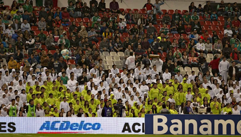 Afición de México durante el partido contra El Salvador