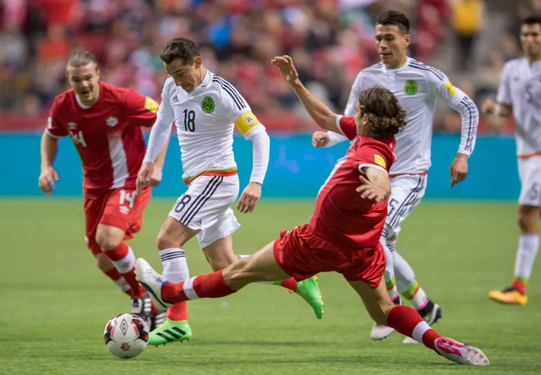 MEXSPORT Guardado conduce el balón en eliminatoria mundialista