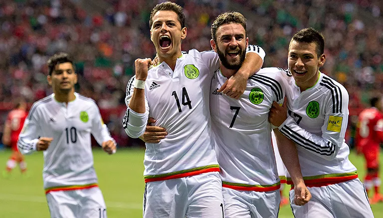 IMAGO7 Chicharito festeja su anotación en el juego en Canadá