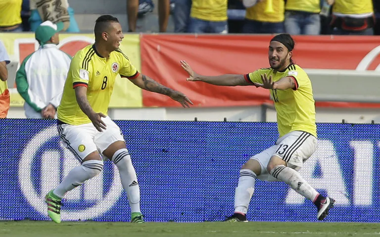 AP Edwin Cardona festeja con Pérez el segundo gol de Colombia