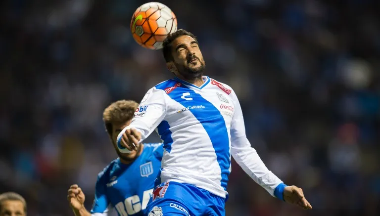 Escudero pelea el balón durante juego contra Racing