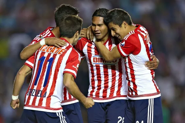 IMAGO7 Jugadores de Chivas celebrando una anotación