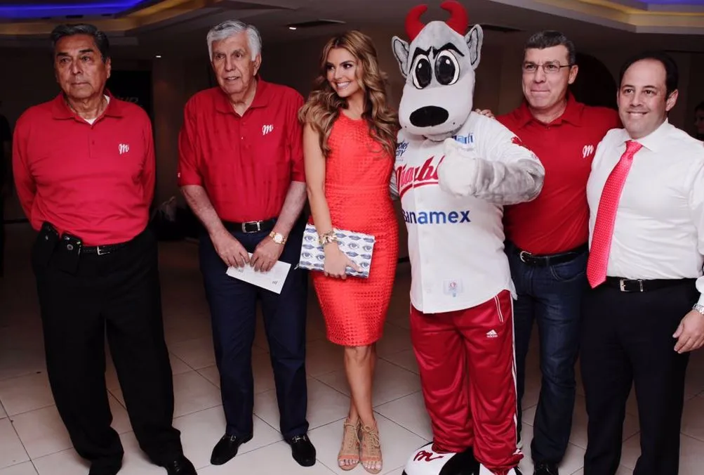 DANIEL GÁMEZ Marjorie posa con Rocco y los directivos