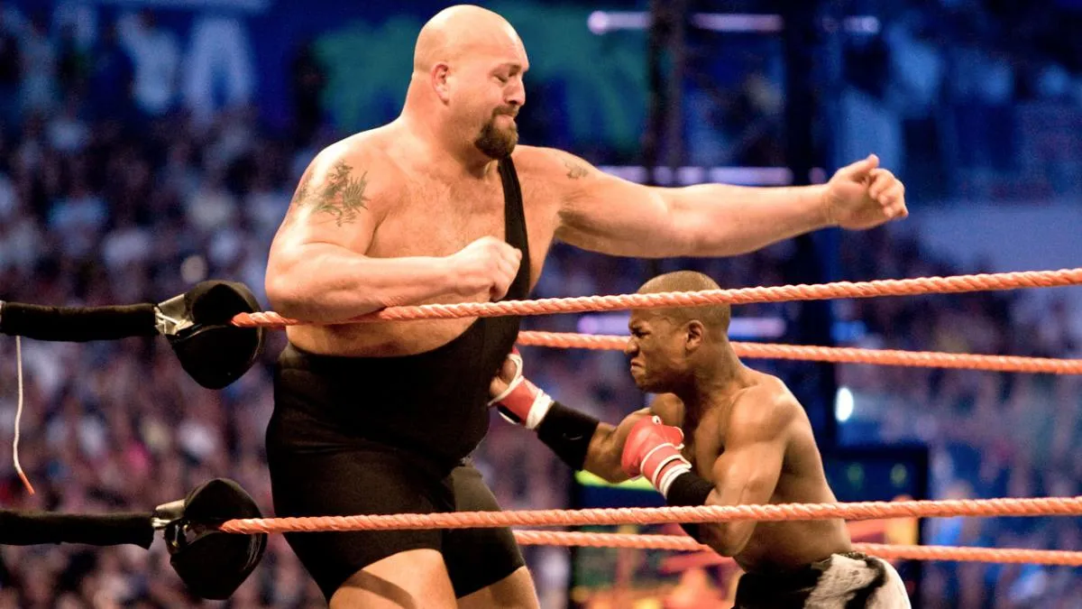 WWE.COM Floyd Mayweather le da un golpe a Big Show