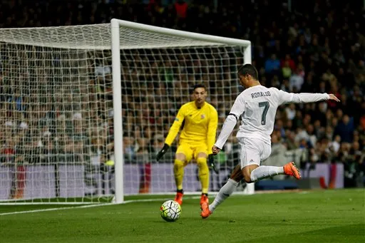 AP Cristiano Ronaldo, al momento de disparar al arco