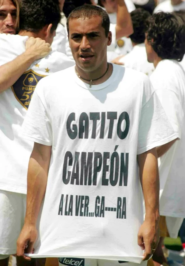 Ailton muestra su camiseta de Campeón