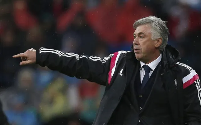 Ancelotti dirigiendo al Madrid