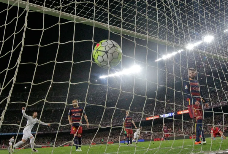 AP El balón en el fondo de las redes tras el disparo de CR7