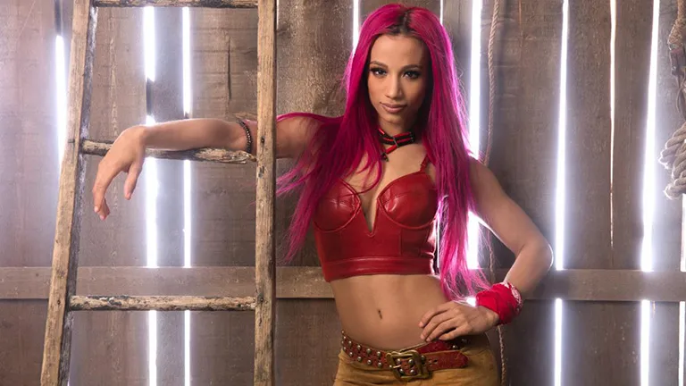 WWE.COM Sasha Banks también lució espectacular en su traje de vaquerita.