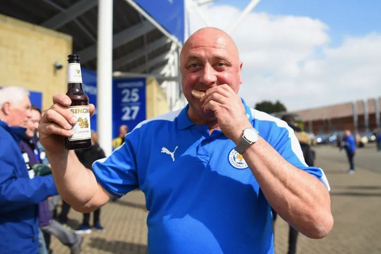 ESPECIAL Un fanático de los Foxes disfruta de la cerveza y las donas