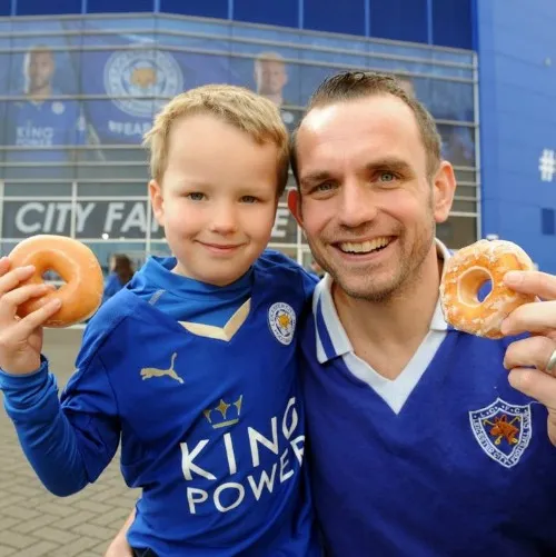 ESPECIAL Padre e hijo también disfrutan del regalo del dueño del Leicester