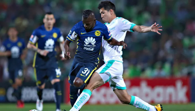 IMAGO7 Darwin y Molina luchan por la posesión del esférico