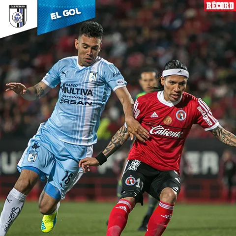 IMAGO7 Domínguez pelea el balón con Dayro