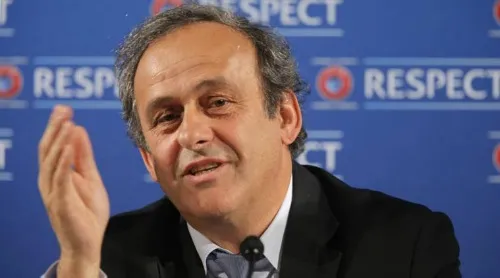 Michel Platini dando una conferencia de prensa