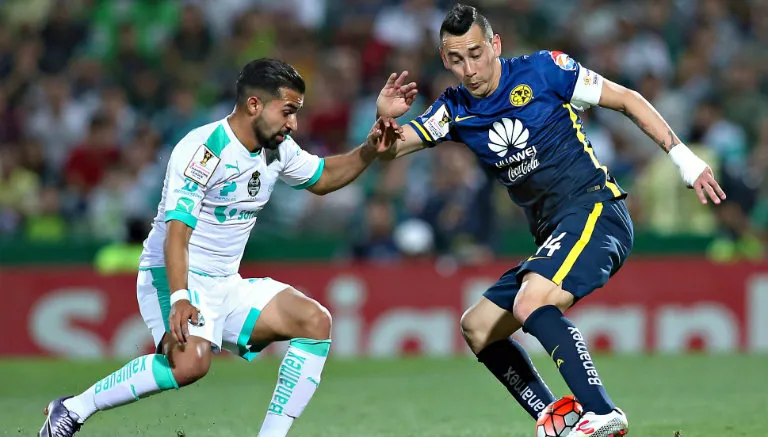 IMAGO7 Sambueza y Rabello en la disputa por el balón