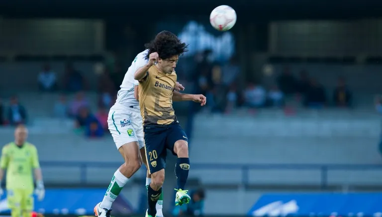 Britos intenta conectar de cabeza un balón