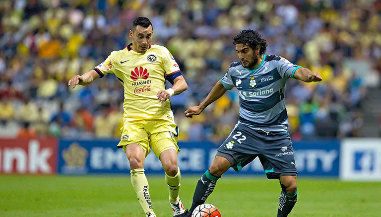 La Rata disputa el balón en el juego contra América