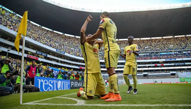Michael Arroyo festeja un gol en el Estadio Azteca