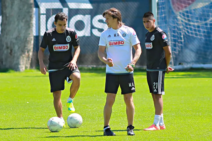IMAGO7 Almeyda dirige un entrenamiento de Chivas