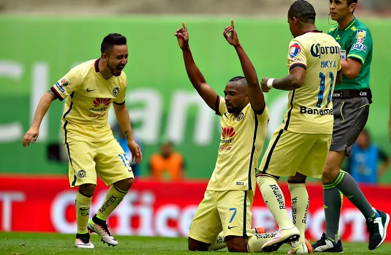 IMAGO7 William da Silva celebra un gol junto a sus compañeros
