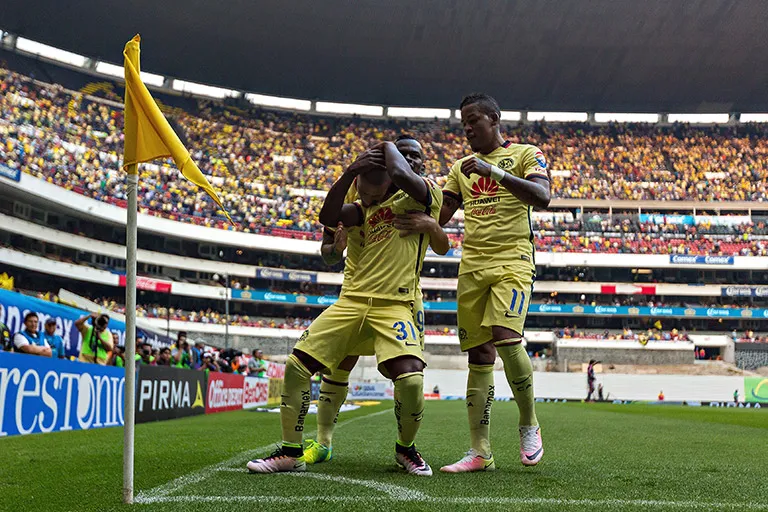 Quintero festeja gol con Benedetto y Arroyo