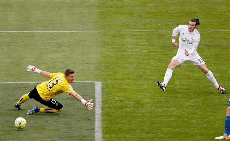 Bale tira y vence al arquero para el tercer gol del club blanco