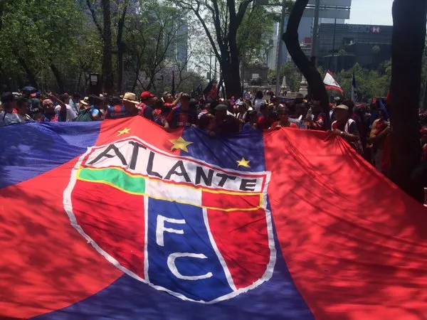 ENRIQUE MARTÍNEZ Aficionados muestran una bandera de su equipo