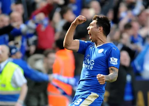 AP Leonardo Ulloa celebra su anotación