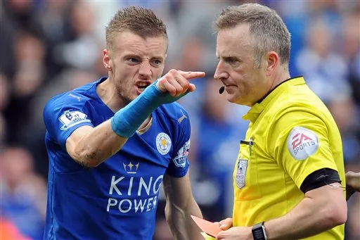 AP Vardy reclama una decisión al árbitro