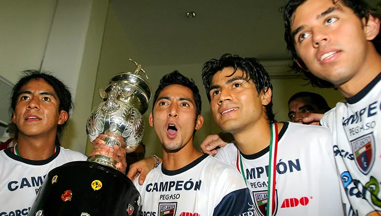 MEXSPORT Jugadores de Atlante con el trofeo de Campeón
