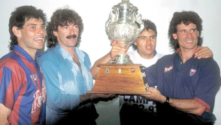 ESPECIAL Ricardo La Volpe posa con el trofeo de Campeón