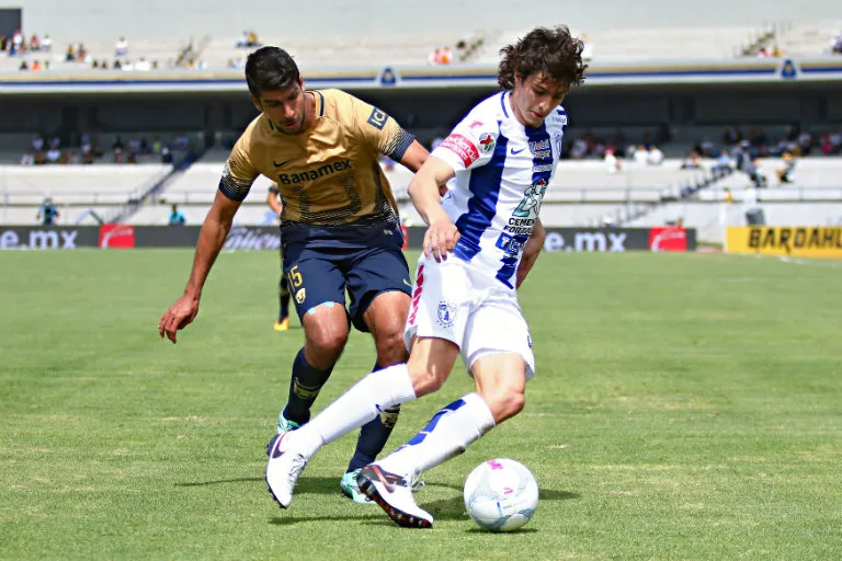 IMAGO7 Medina cubre el balón en CU